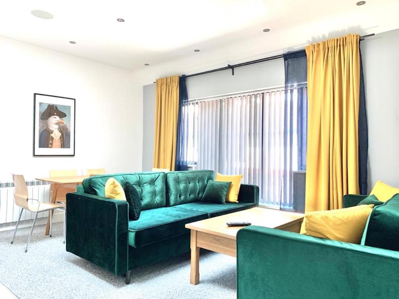 Premium Apartments Thatcham Broadway Exterior photo